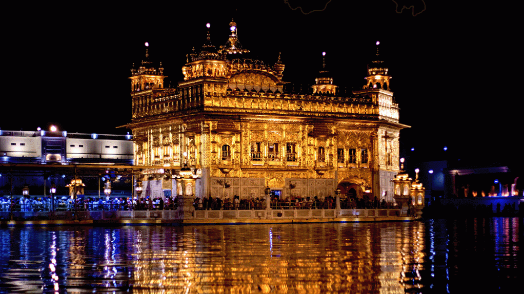 Sri Harmandir Sahib 🌙 Photographed by ic4